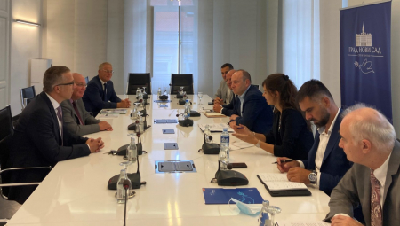 SASTANAK U NOVOM SADU: Zamenik gradonačelnika Milan Đurić dočekao predstavnike Instituta za regione Evrope