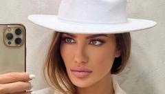 GAZI PETU DECENIJU, A IZGLEDA BRUTALNO Pevačica nauljila zategnuto telo, obline samo sevaju (FOTO)