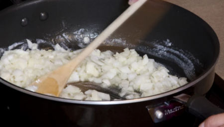 ZNATE LI DA PRAVILNO ISPRŽITE CRNI LUK? Postoji "caka" koja pomaže da se sačuvaju svi hranljivi sastojci - važno je!