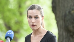 ORGIJE U KUĆI POHOTNE PREMIJERKE! Isplivale slike sa privatne žurke, gole grudi i poljupci! (FOTO)