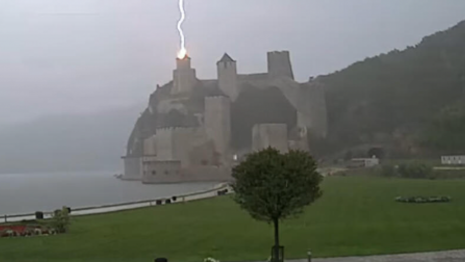 STRAVIČAN UDAR GROMA U GOLUPCU! Oštećena kula na srpskoj tvrđavi (VIDEO)