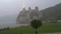 STRAVIČAN UDAR GROMA U GOLUPCU! Oštećena kula na srpskoj tvrđavi (VIDEO)