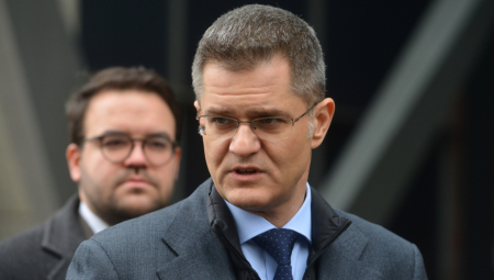 POLA DANA SKIJA, A ONDA GLUMI VELIKOSRBINA UZ VEČERU Jeremić u svom stilu nastavlja sa bahaćenjem (FOTO)