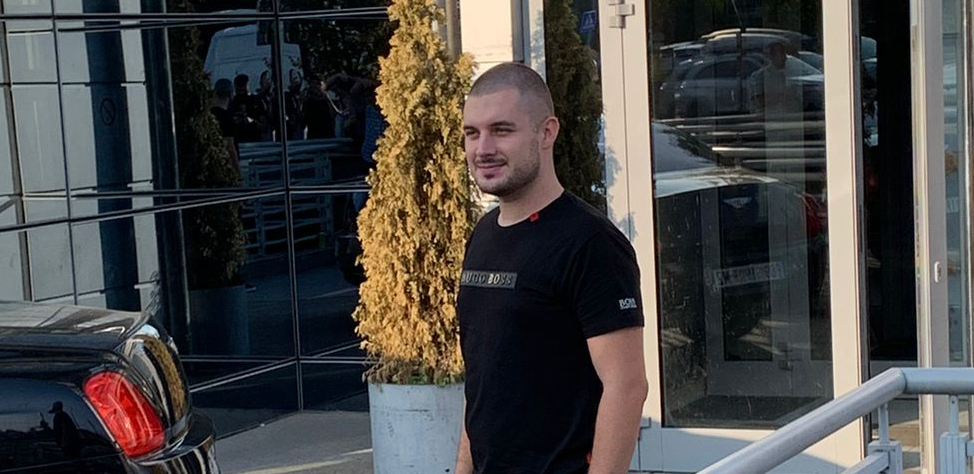 GRUJA ULAZI U ZADRUGU 6 Rijaliti preljubnik okrenuo novi list, skandali mu došli glave, a društvo mu pravi ovaj misteriozni muškarac
