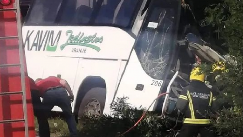 JEDNA OSOBA POGINULA, OSAM HOSPITALIZOVANO Teška saobraćajna nesreća kod Vranja (FOTO)