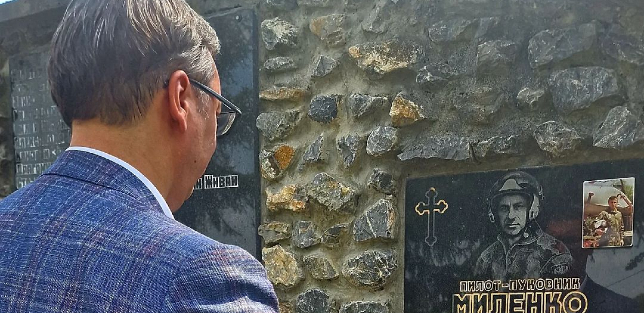 "HEROJSKI BRANEĆI SRBIJU, DAO JE ŽIVOT ZA NJENU BUDUĆNOST!" Vučić položio venac na grob srpskog heroja pilota-pukovnika Milenka Pavlovića (FOTO)