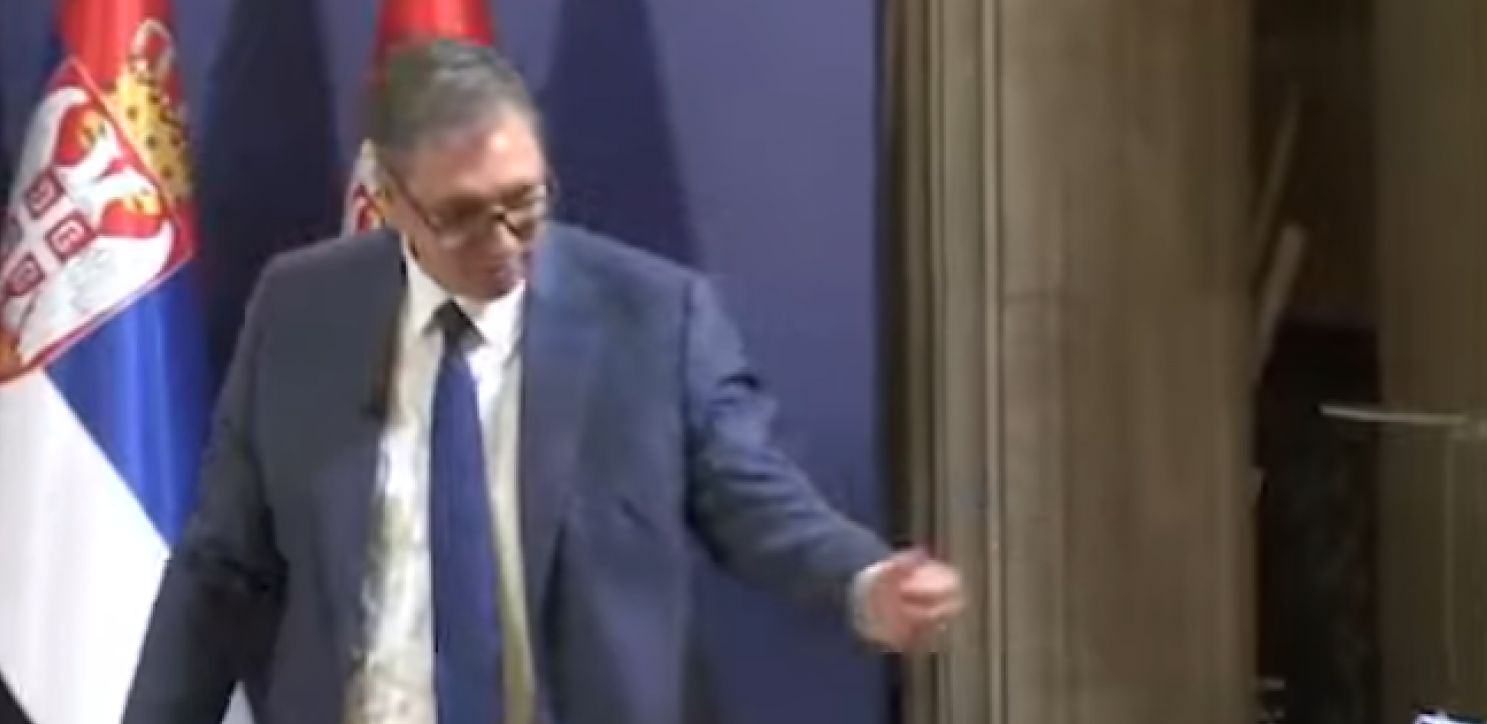 PREDSEDNIK NATRLJAO NOS TAJKUNSKIM MEDIJIMA Vučić pozvao novinarku N1 i uručio joj poklon koji nije očekivala (VIDEO)