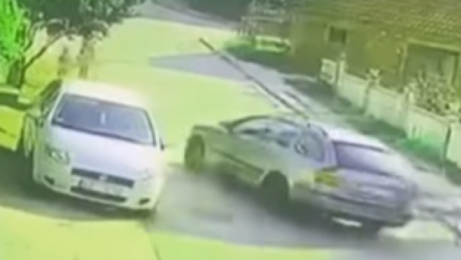 SAM BOG IH JE POGLEDAO Majka i dete pukom srećom izbegli smrt kod Kragujevca! (VIDEO)