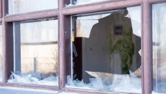 DOŽIVELI SU VELIKI ŠOK KAD SU SE VRATILI SA ODMORA: Zateki su razbijen prozor, a ovakav prizor u kući nisu očekivali