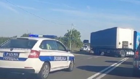 JEZIVA NESREĆA KOD FOČE Beograđanin teško povređen u sudaru automobila i kamiona!