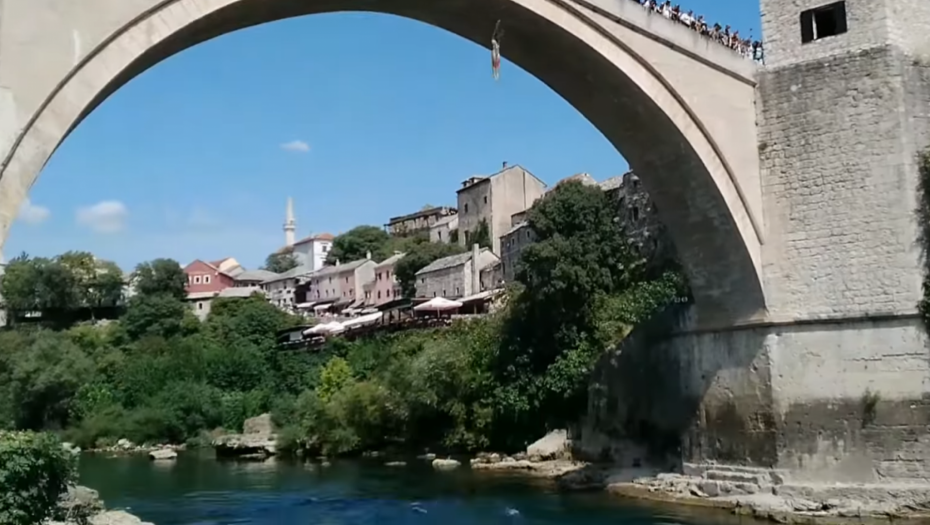 OSKRNAVLJENA CRKVA U MOSTARU! Lopovi odneli 400 evra - sveštenike probudila buka!