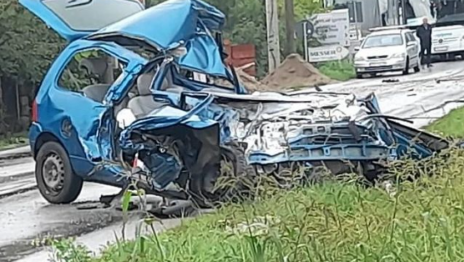PRVE SLIKE SA MESTA TEŠKE NESREĆE U Petrovcu na Mlavi u sudaru kamiona i auta poginula žena, tri osobe povređene (FOTO)