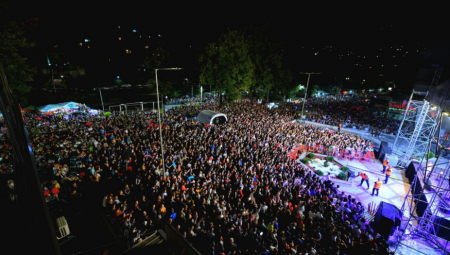 HILJADE LJUDI PEVA U GLAS! Ovako je sinoć izgledao koncert Ace Lukasa u Krivoj Palanci (VIDEO)