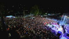 HILJADE LJUDI PEVA U GLAS! Ovako je sinoć izgledao koncert Ace Lukasa u Krivoj Palanci (VIDEO)