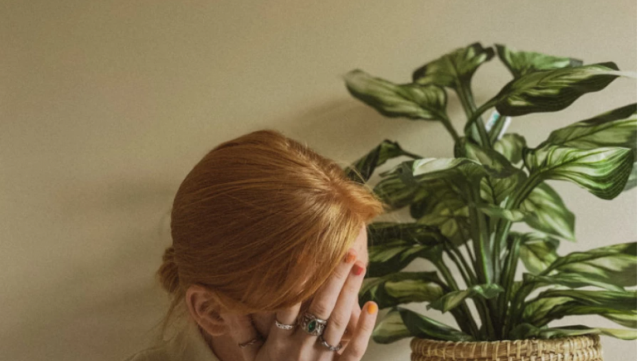 MOŽE DA USMRTI ČOVEKA ZA MANJE OD MINUTA Ovu biljku ima svaka druga kuća u Srbiji, a njeni listovi su živi otrov