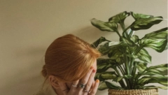 MOŽE DA USMRTI ČOVEKA ZA MANJE OD MINUTA Ovu biljku ima svaka druga kuća u Srbiji, a njeni listovi su živi otrov