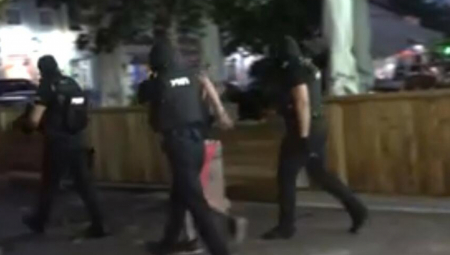 ONI SU PALI NA DELU PRILIKOM PRIMOPREDAJE KOKAINA Policija ih sačekala da izvade drogu a, a onda je usledila  munjevita akcija
