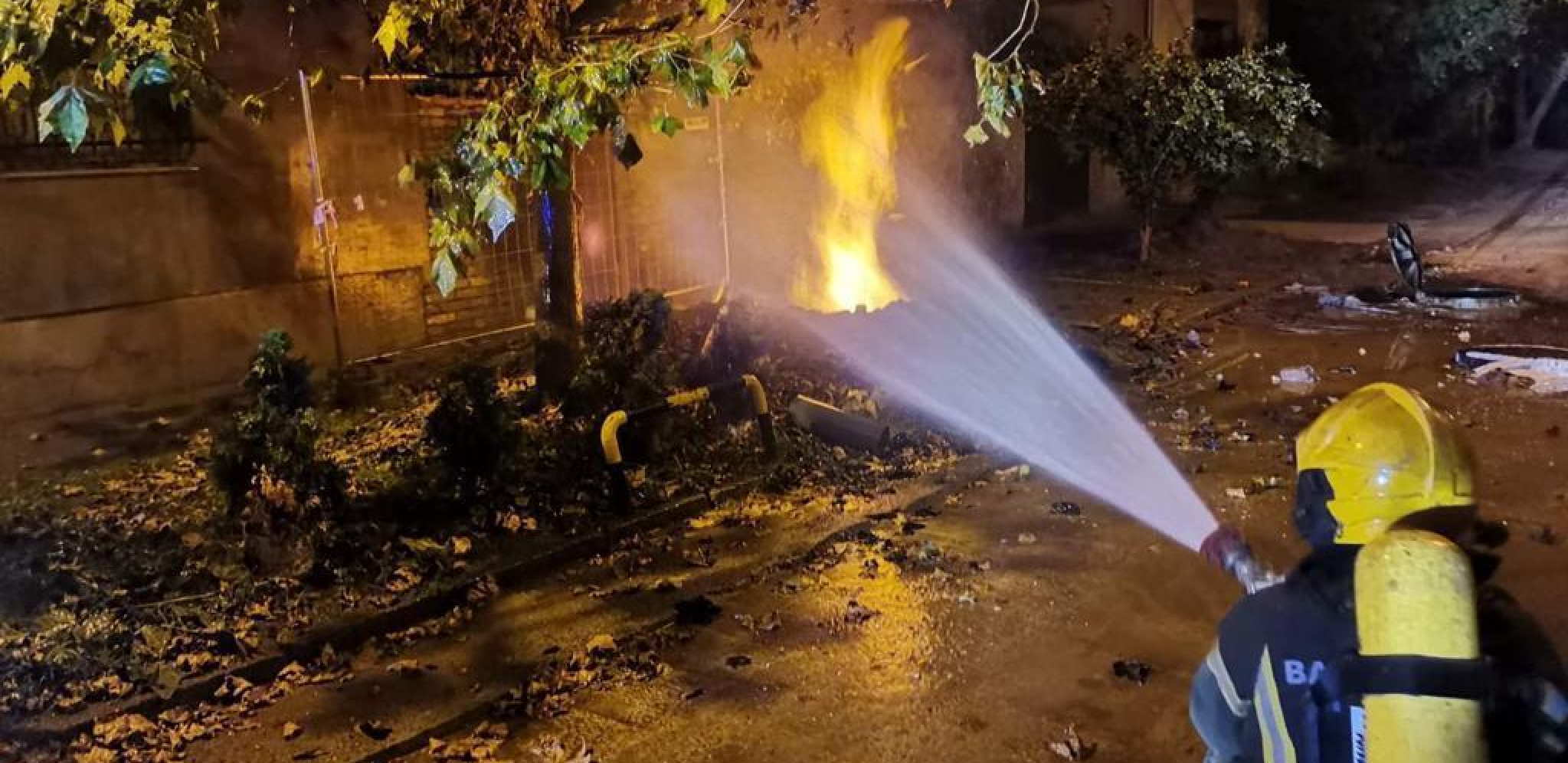 STRAVIČAN POŽAR U ZEMUNU Vatrogasci gase dok iz cevi izbija vatra (VIDEO)