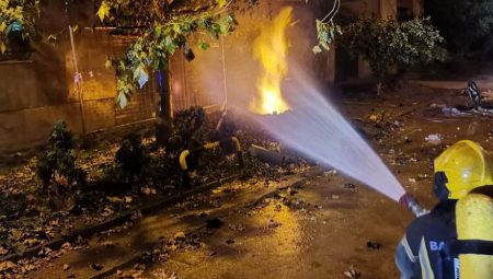 STRAVIČAN POŽAR U ZEMUNU Vatrogasci gase dok iz cevi izbija vatra (VIDEO)