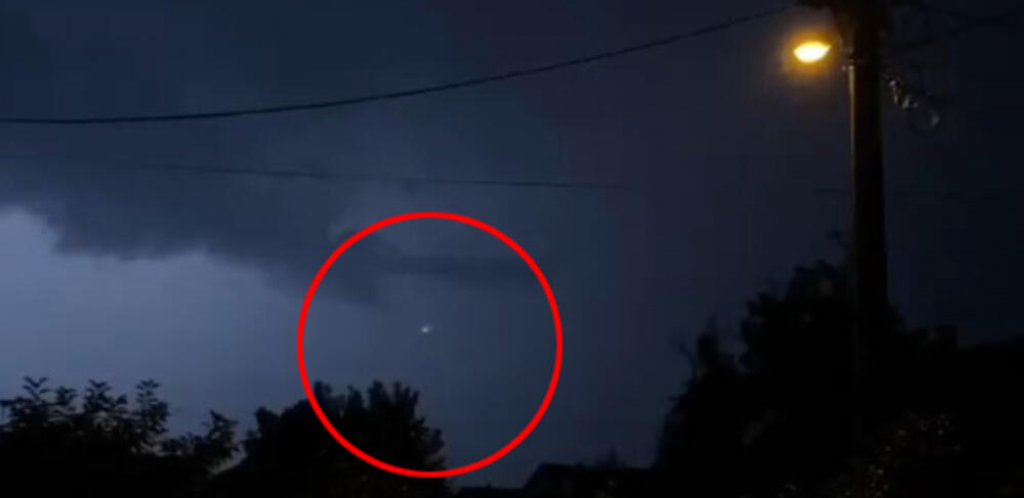 LOPTASTA MUNJA UOČENA U SRBIJI, ULAZI U KUĆU Meteorolog otkrio koliko je opasna, posledice su fatalne (VIDEO)