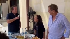 OVAKVI LJUDI SU RETKI I POSEBNI Bogoljub Karić u svom domu ugostio glumce Tihomira Stanića i Ivanu Žigon