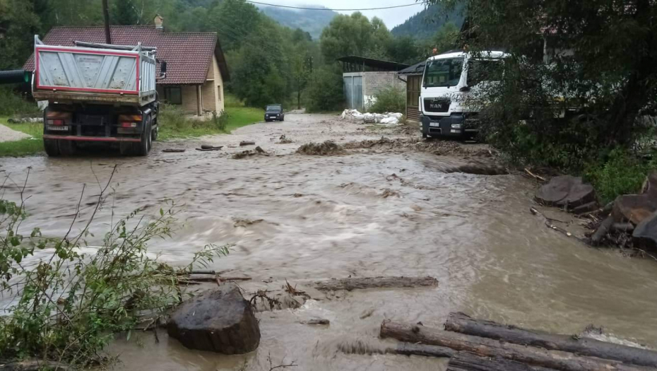 KATAKLIZMA KOD IVANJICE, ŠTA ĆE DONETI NOĆ? Nevreme donelo vodenu bujicu, nema struje, putevi uništeni (FOTO)