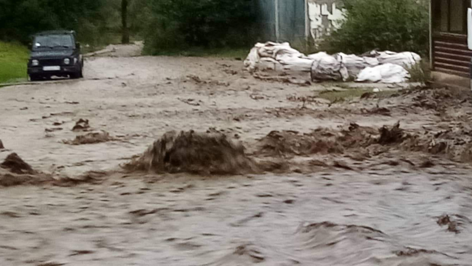 VANREDNA SITUACIJA ZBOG POPLAVA U Sokobanji ugroženo 50 domaćinstava i oko 200 ljudi (VIDEO)