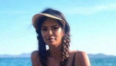 ISKLESANO TELO I DEKOLTE! Nikolina Pišek objavila provokativnu fotografiju sa plaže, a svi gledaju u ovaj detalj (FOTO)