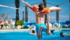 NIKAKO NE HODAJTE BOSI NA BAZENU Infekcija koja hara je jako bolna i dugo se leči