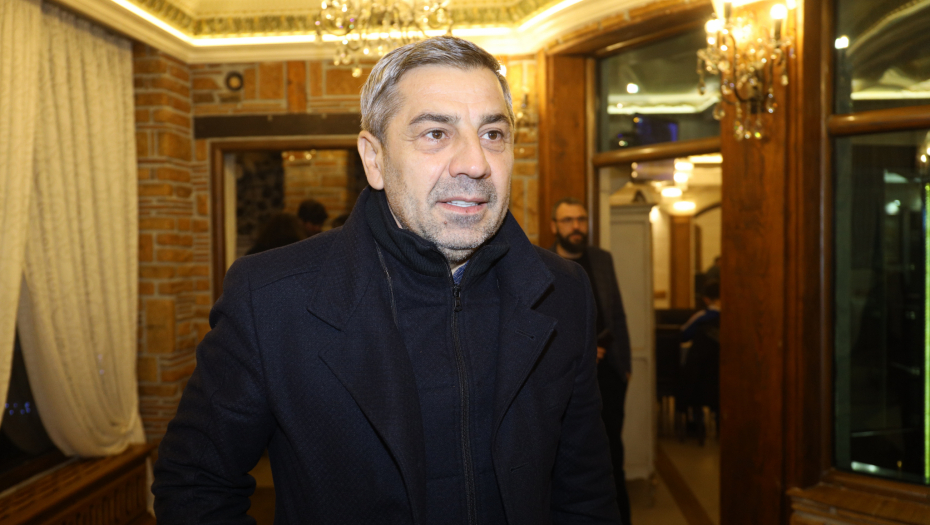 OVO JE SUPRUGA FOLK PEVAČA! U javnosti smo je videli samo jednom, zaprosio je na nesvakidašnji način i to u kafiću, a evo kako izgleda (FOTO)