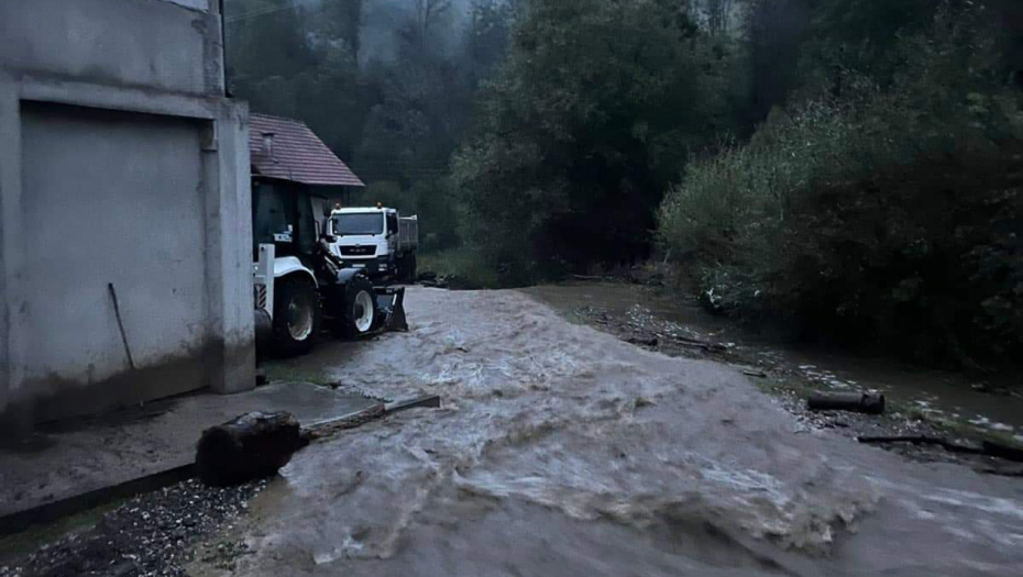 UVEDENA VANREDNA SITUACIJA Nezapamćena oluja u ivanjičkom kraju odnela puteve i most (FOTO)