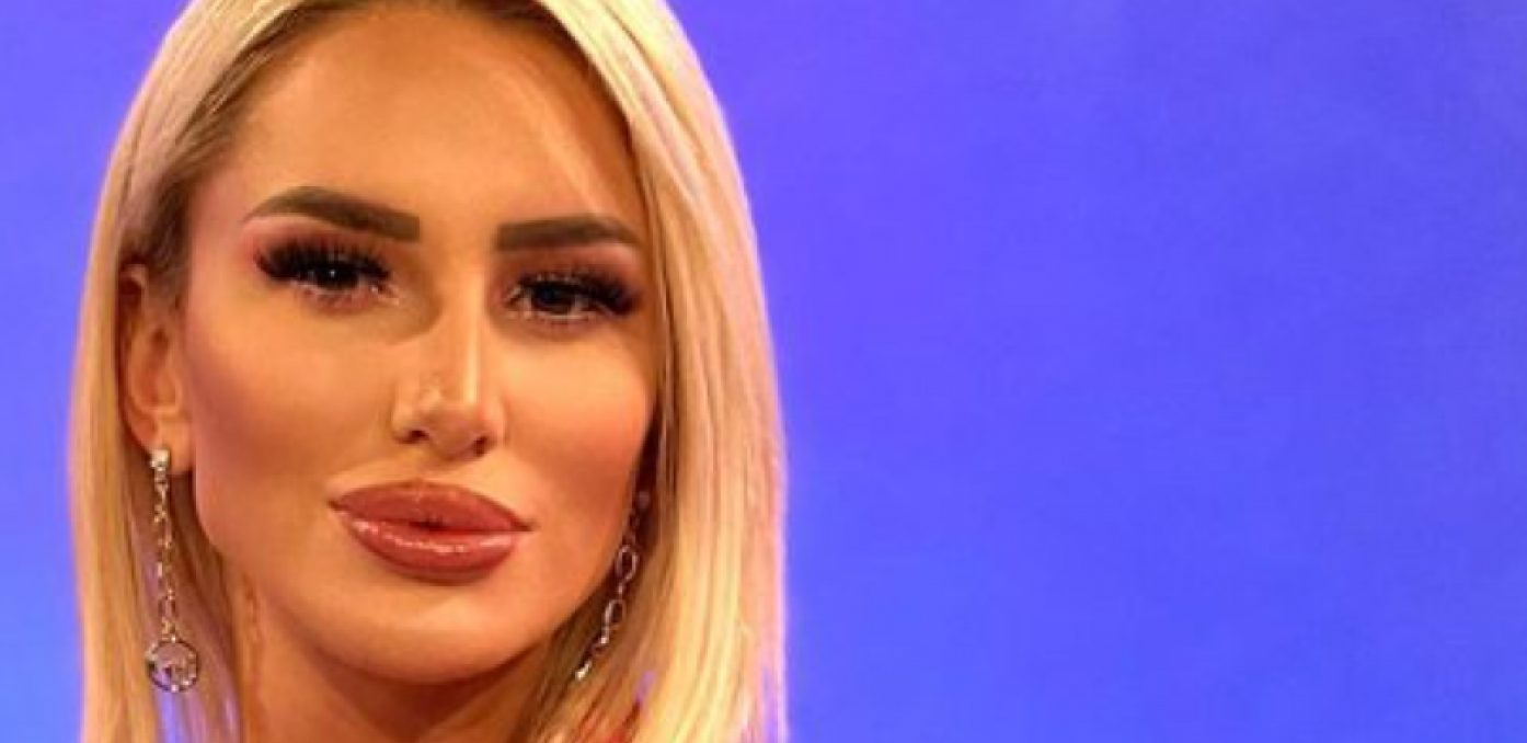 ŠOK! Isplivale nikad viđene fotke Aleks Nikolić, drži starijeg muškarca za kravatu, ne liči na sebe (FOTO)