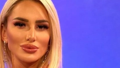 ŠOK! Isplivale nikad viđene fotke Aleks Nikolić, drži starijeg muškarca za kravatu, ne liči na sebe (FOTO)
