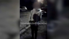 JEZIV SNIMAK VRŠNJAČKOG NASILJA Dvojica šamaraju dečaka ispred beogradske škole, jedan snima (VIDEO)
