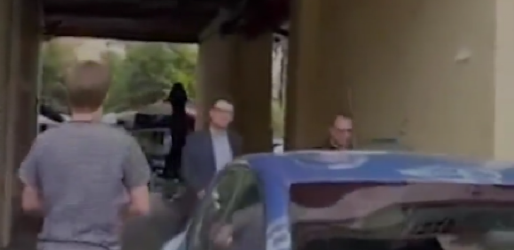 PONIŽAVAJU KURTIJEVOG MINISTRA U SRED PRIŠTINE Šokantan snimak polivanja brašnom (VIDEO)