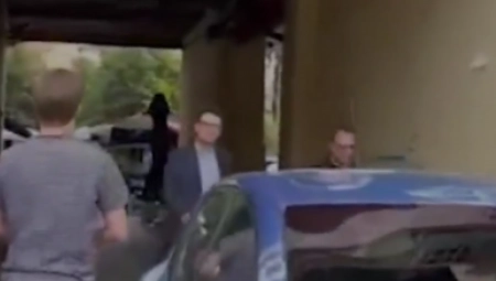 PONIŽAVAJU KURTIJEVOG MINISTRA U SRED PRIŠTINE Šokantan snimak polivanja brašnom (VIDEO)