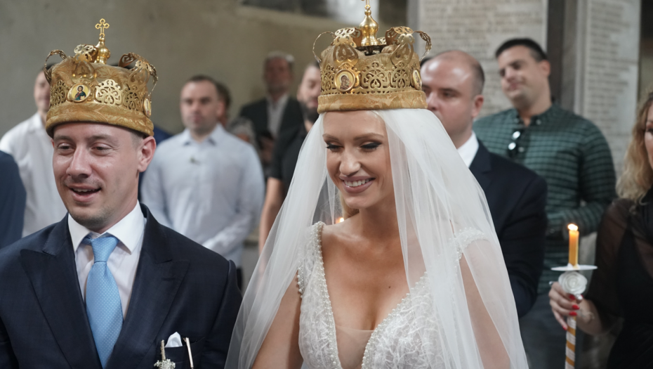 IZA KULISA TRI VIP SVADBE Ćerka pevačice u crnoj haljini, glumica na venčanju ponela 3 venčanice (FOTO)