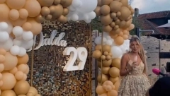 ZAVIRITE NA GALA SLAVLJE DALILE DRAGOJEVIĆ Iznajmila limuzinu i vilu sa bazenom, evo ko joj je pravio društvo (FOTO)