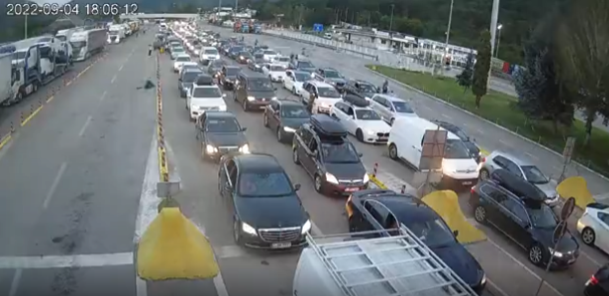 NA OVIM PRELAZIMA SE ČEKA I PO TRI SATA Gužve na granicama, pogotovo za teretna vozila (FOTO)