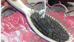 KADA STE POSLEDNJI PUT OPRALI ČETKU ZA KOSU? Kad vidite prljavštinu i grinje koje skuplja, redono ćete je prati