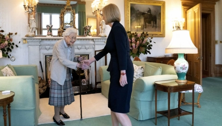 KRALJICA PRIHVATILA OSTAVKU DŽONSONA, IMENOVALA LIZ TRAS Velika Britanija dobila novu premijerku
