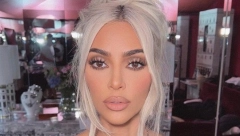 KIM KARDAŠIJAN SE U MILANU POJAVILA SA RANAMA: Svi su gledali u njene noge, a retko ko zna da se 16 godina borila sa neizlečivom bolešću