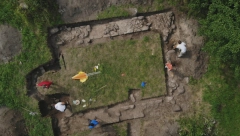 OSMEHNULA MU SE SUDBINA: Dečak se igrao u blatu pa pronašao neprocenjivo blago