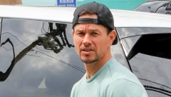 IMA 51 GODINU, ČETVORO DECE I TELO KAO BOG Skinuo je majicu, trbušnjaci sevaju i žene su opet popadale u nesvest