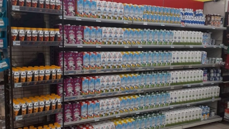 PUNI RAFOVI Mleka ima svuda, nema mesta panici i nekontrolisanoj kupovini (FOTO)