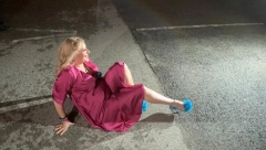 JELENA GOLUBOVIĆ PRAVI HAOS U ŠIMANOVCIMA! Rijaliti učesnica se valja po betonu, diže haljinu, a tu nije kraj skandalima (VIDEO)