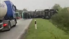 Dvesta litara mazuta iz cisterne iscurilo na put