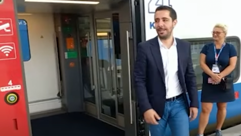 Vozili smo se brzim vozom do Novog Sada sa ministrom saobraćaja! Evo da li Momirović plaća kartu (VIDEO)
