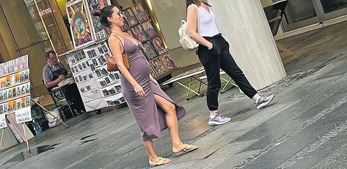 JEDVA ČEKAM DA UZMEM SINA U RUKE Prelepa voditeljka Marija Egelja šopinguje u sedmom mesecu (FOTO)