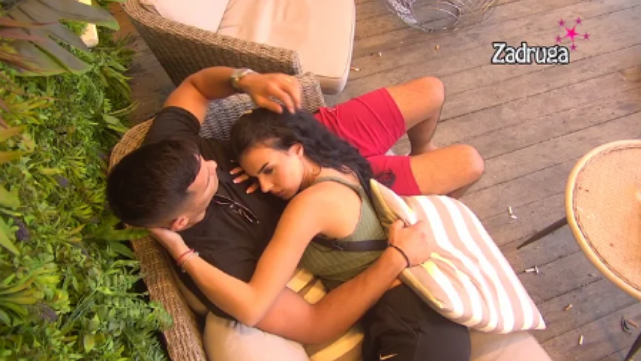 SAV SAM SE NAJEŽIO Marko se prepustio Aniti, uživa u njenom dodiru (FOTO)